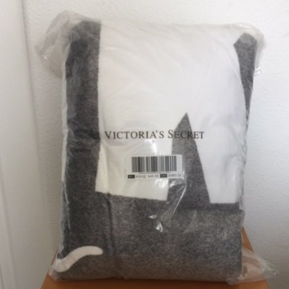 VS PINK Sherpa Blanket - Picture 2 of 5